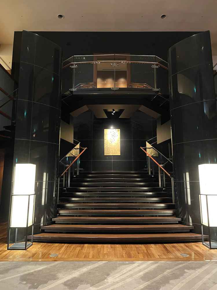 チャペルとレストランと同じフロアの階段。黒い階段が続き、写真映えスポット。