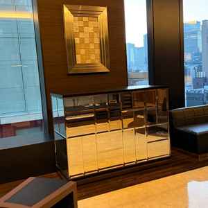 待合スペース中央にある受付は、受付担当者の孤立感を生まない配慮が良かった