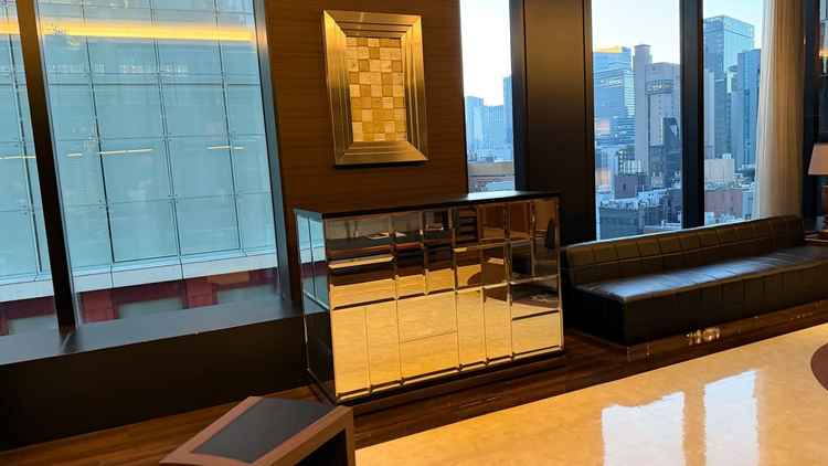 待合スペース中央にある受付は、受付担当者の孤立感を生まない配慮が良かった