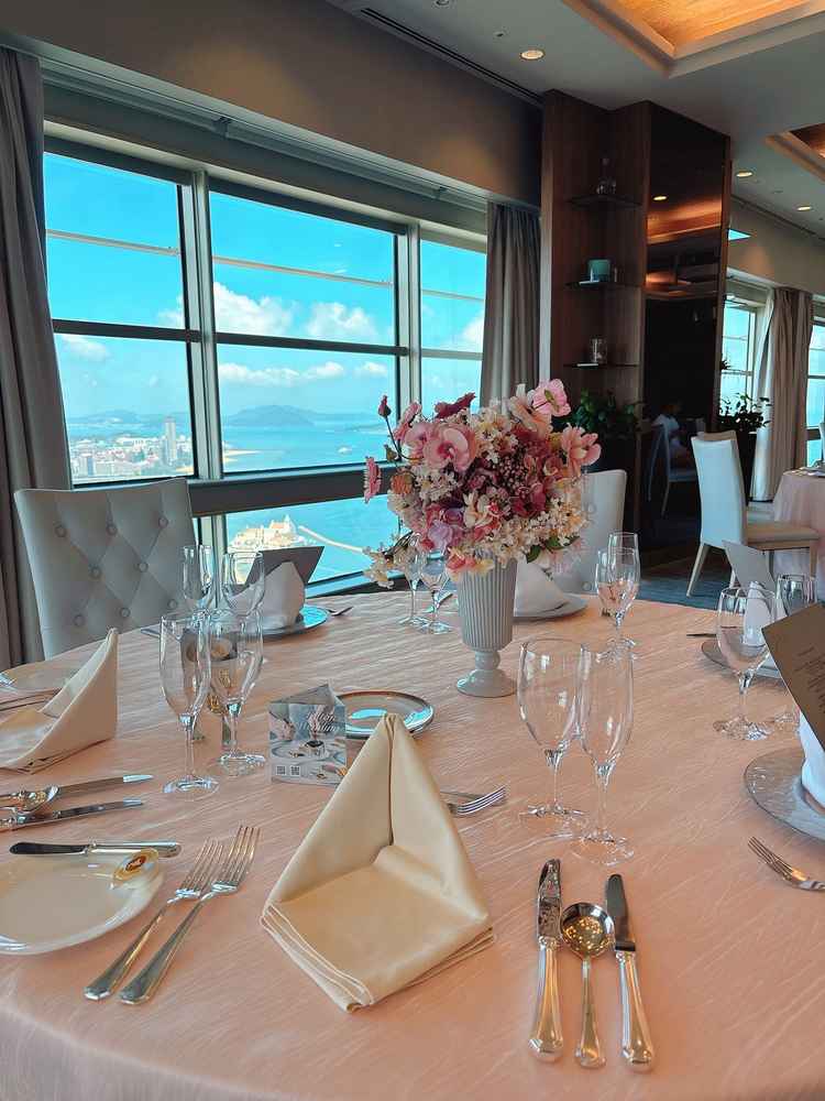 海を見渡せるのが素敵だった。少人数会場は天井は低めかもしれない。