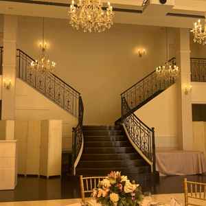 テーブルや大階段の様子。左右から入場できる点は何かできそうだなと想像が膨らみました。