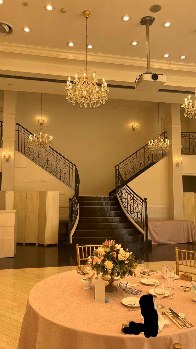 テーブルや大階段の様子。左右から入場できる点は何かできそうだなと想像が膨らみました。