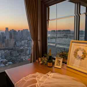 新郎新婦の控室です。ここからも外の景色を眺めることができ、専用のお手洗いもあります。