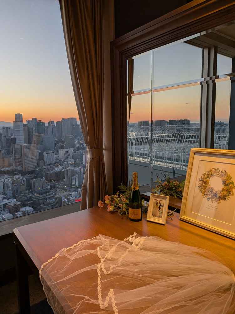 新郎新婦の控室です。ここからも外の景色を眺めることができ、専用のお手洗いもあります。