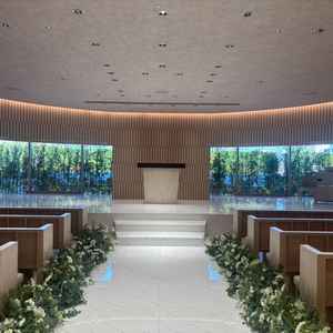 チャペルは自然光がやさしく差し込む明るい空間で、木の温もりを感じられる落ち着いた雰囲気が印象的でした