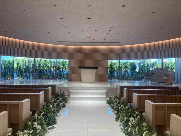 チャペルは自然光がやさしく差し込む明るい空間で、木の温もりを感じられる落ち着いた雰囲気が印象的でした