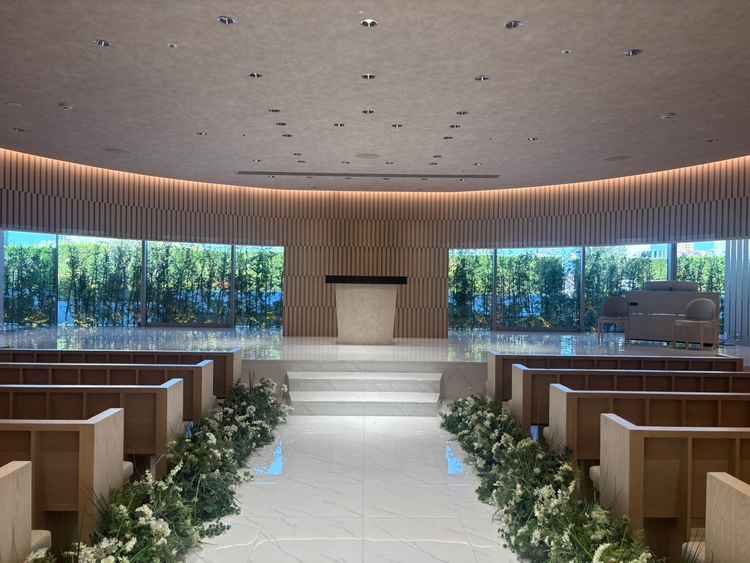 チャペルは自然光がやさしく差し込む明るい空間で、木の温もりを感じられる落ち着いた雰囲気が印象的でした