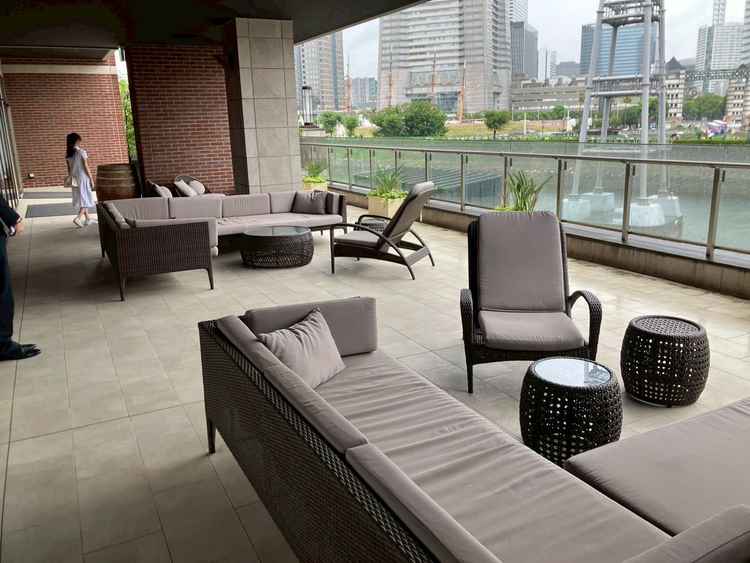 待合スペース外のエリア。待時間でも風景を楽しめる。