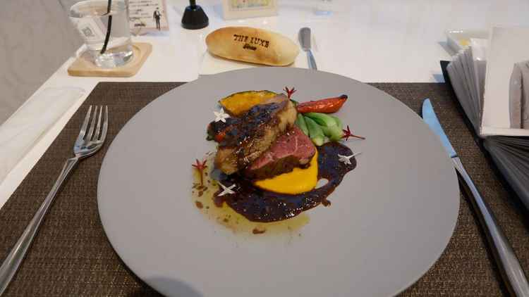 肉料理の試食。ボリュームもあって美味しかった。