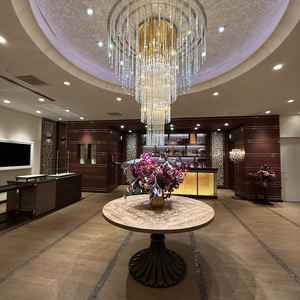 披露宴会場の目の前には豪華なシャンデリアがありました。