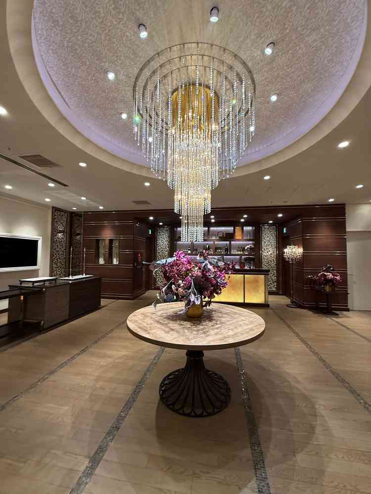 披露宴会場の目の前には豪華なシャンデリアがありました。