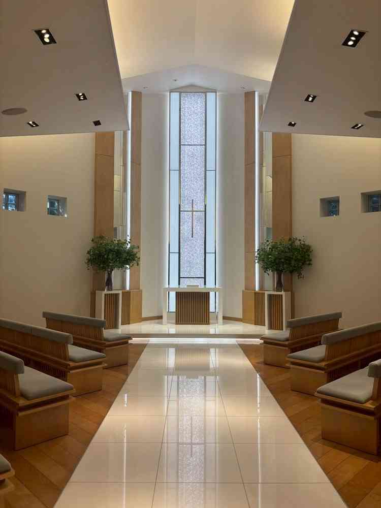 木の温もりと柔らかな光が調和した神聖な空間で、都会の喧騒を忘れさせてくれる上質なチャペルでした。