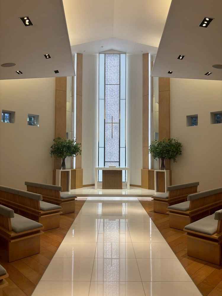 木の温もりと柔らかな光が調和した神聖な空間で、都会の喧騒を忘れさせてくれる上質なチャペルでした。