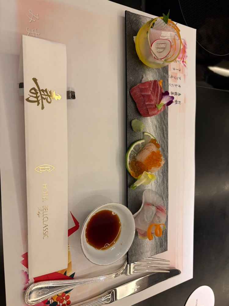 メインの魚料理は新鮮で香り豊かでした。