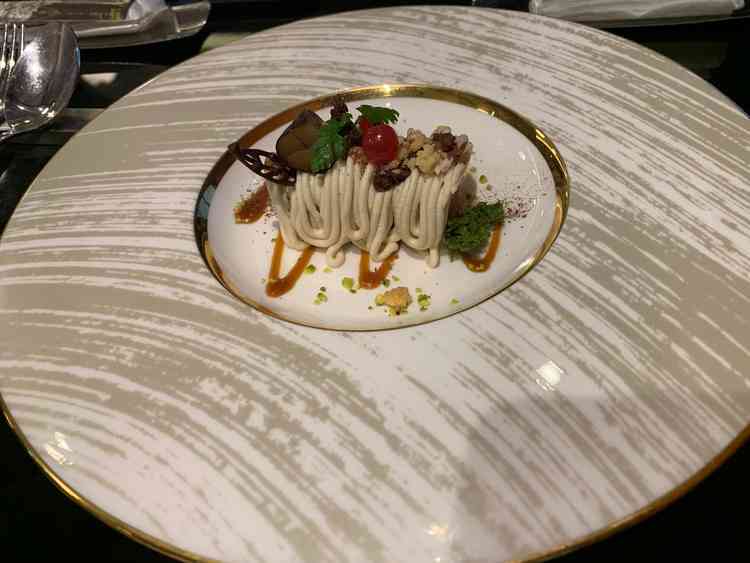 季節によって違うと思いましたが、11月なので秋感を出した栗のモンブランでした。真ん中はふわふサクサク