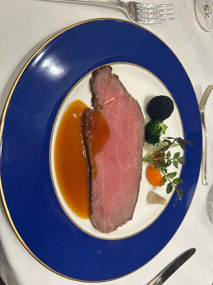 ローストビーフ。とても食べやすかったです。付け合せのお野菜も大変美味でした。