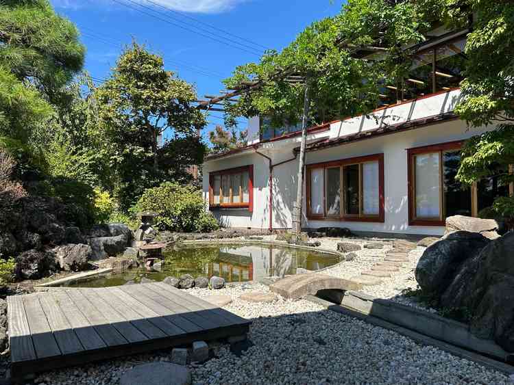 庭園の写真。緑と池があり、日本らしい雰囲気を感じられる。