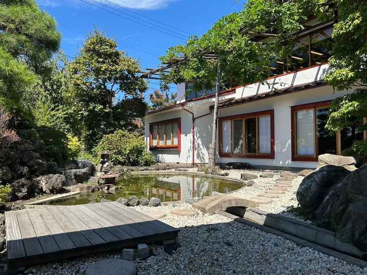 庭園の写真。緑と池があり、日本らしい雰囲気を感じられる。