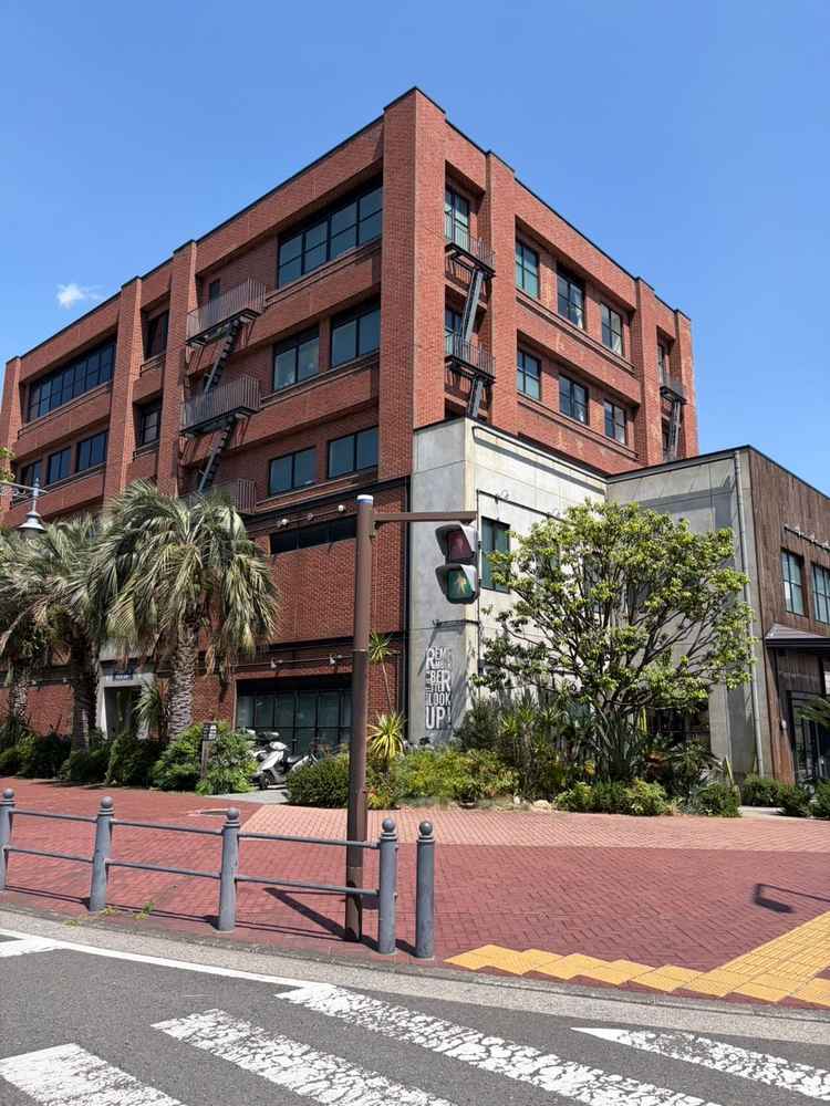 桜木町方面から歩いてきた場合の外観。ワールドポーターズから近い。光の加減か建物が若干古く見える。