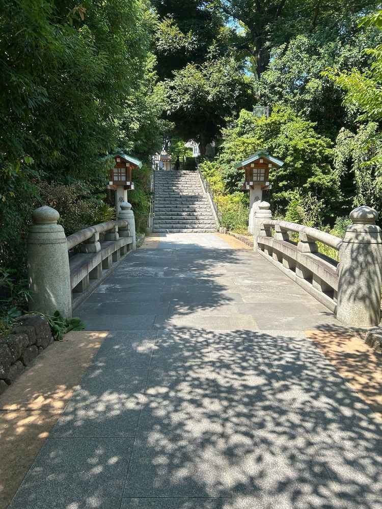 この橋に親族と友人たちが立って参進の儀が進められる