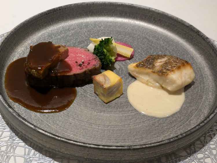 試食の写真です。新潟県産の牛肉とフォアグラ、真鯛のポワレです。美味しかった。