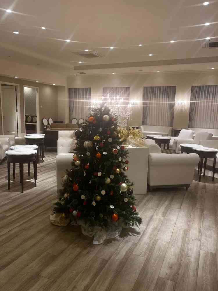 待合室の写真です。時期的にクリスマスツリーが飾ってあり、可愛らしかったです。