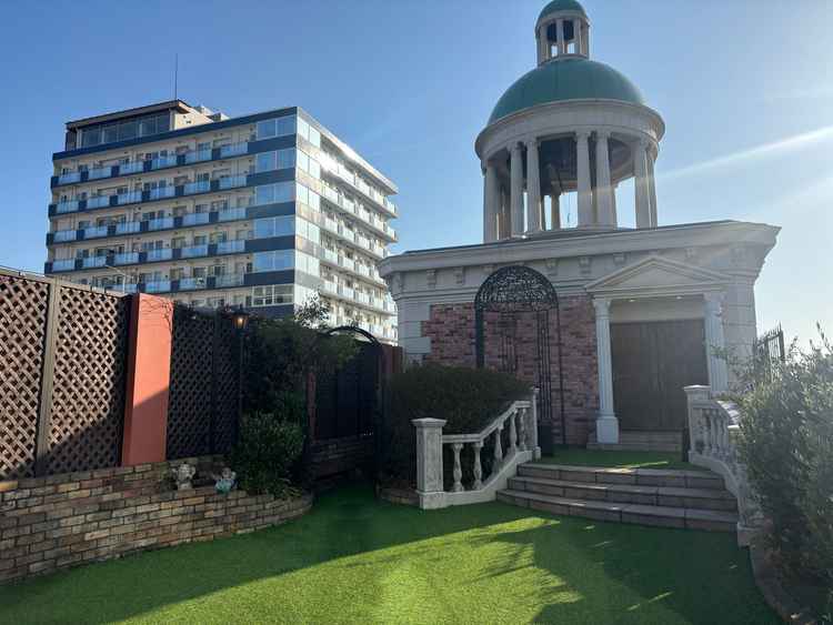 フラワーシャワーなどができる屋上のスペース。