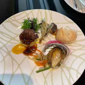 料理です。パンがもちもちで、お肉もジューシーでした。アワビも美味しかったです。