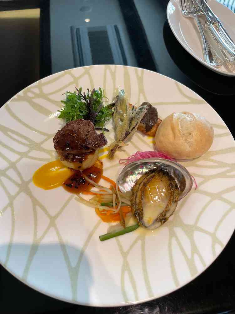 料理です。パンがもちもちで、お肉もジューシーでした。アワビも美味しかったです。