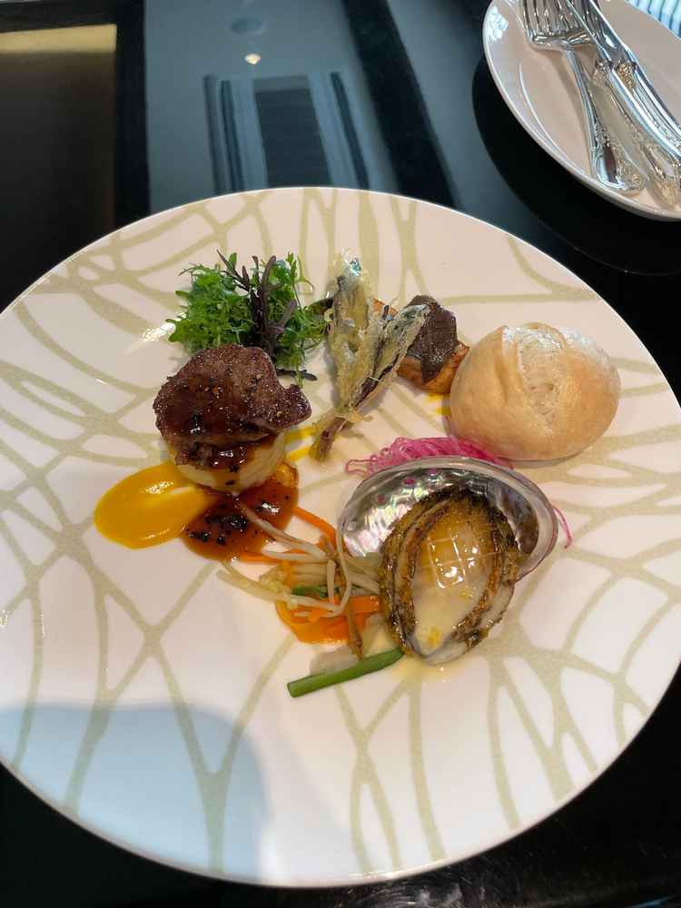 料理です。パンがもちもちで、お肉もジューシーでした。アワビも美味しかったです。