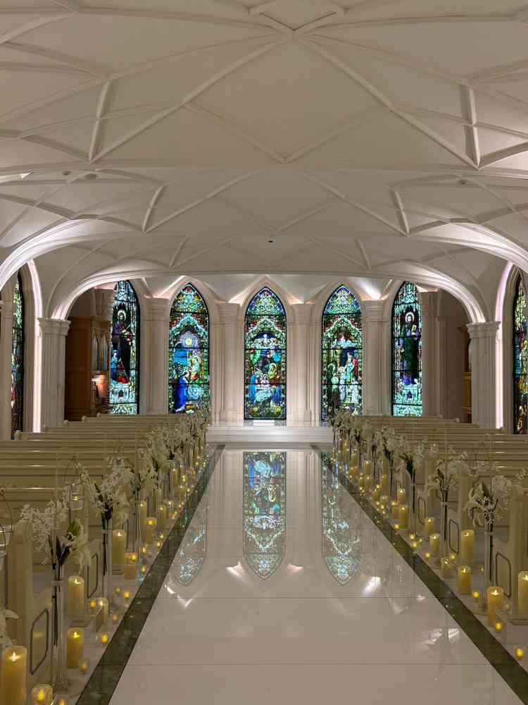 キャンドルとステンドグラスで作り上げる幻想的なチャペル！