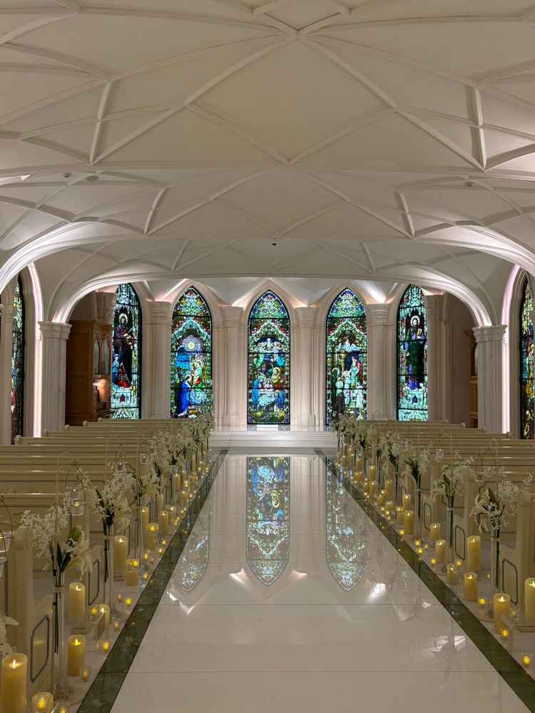 キャンドルとステンドグラスで作り上げる幻想的なチャペル！