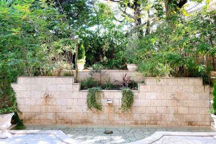 披露宴会場と繋がるミニガーデンには噴水があり、お色直しの際にこちらから登場する演出もできるようです。