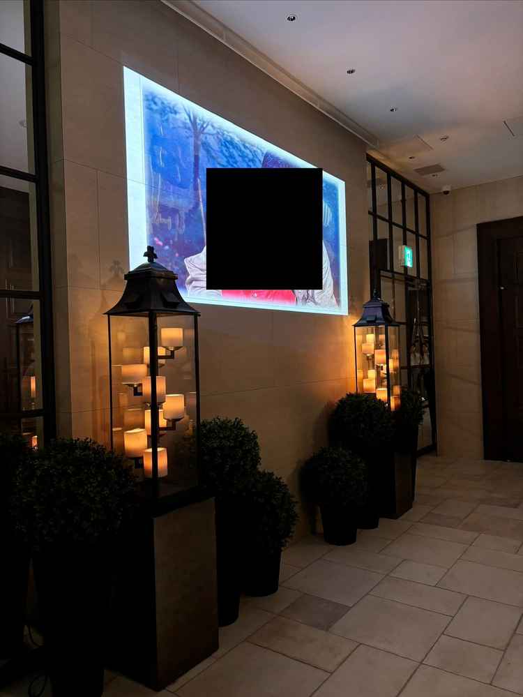 チャペルの扉前。当日は親へ入場前に動画を流すことができる。