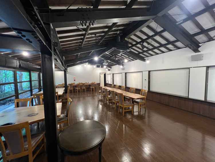 待合室です。木の温もりがあって広々としてて、ゲストもリラックスして過ごせそうな素敵な空間でした