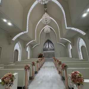 天井が高く、開放的。白が基調ではあるが、ウェディングドレスが同化する心配はなさそう。特殊演出は直で！