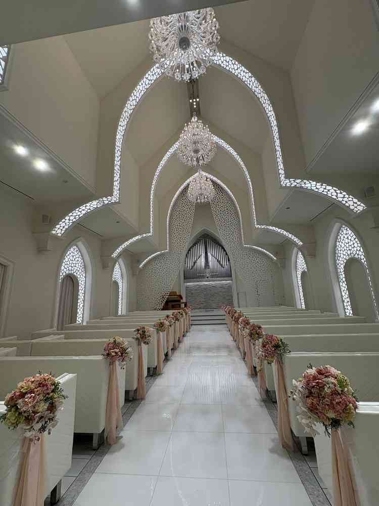 天井が高く、開放的。白が基調ではあるが、ウェディングドレスが同化する心配はなさそう。特殊演出は直で！