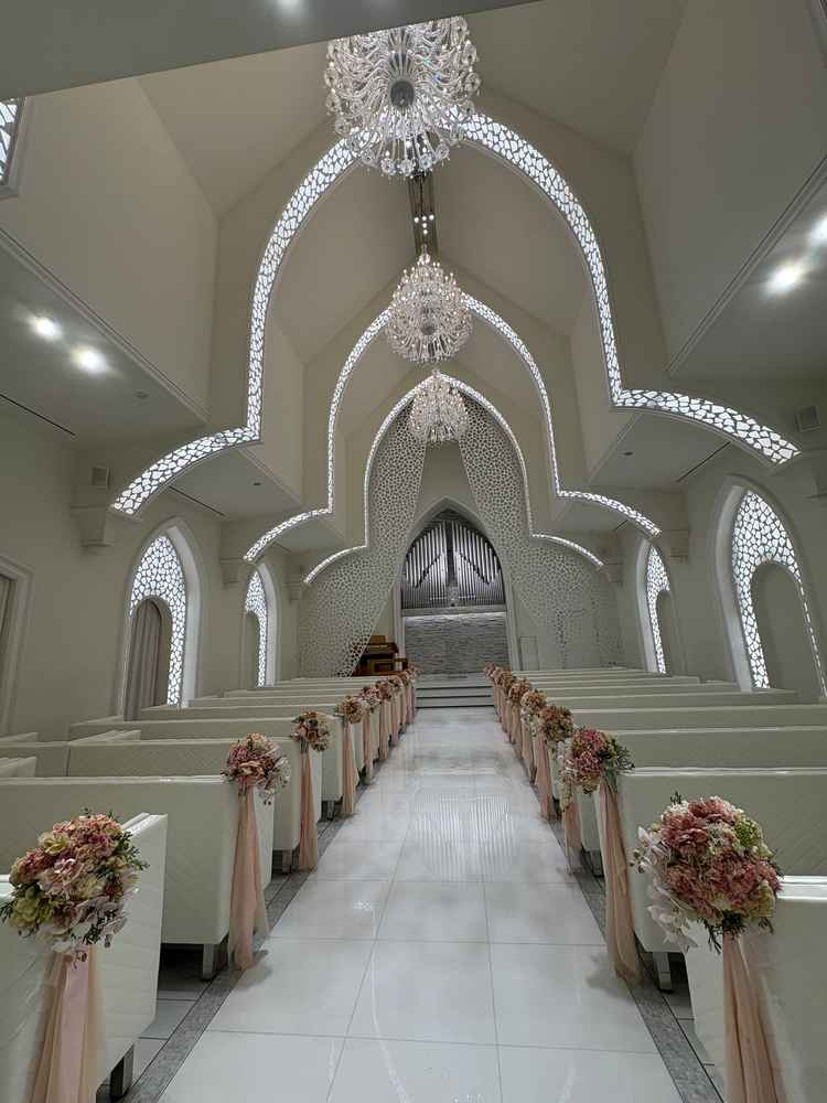 天井が高く、開放的。白が基調ではあるが、ウェディングドレスが同化する心配はなさそう。特殊演出は直で！