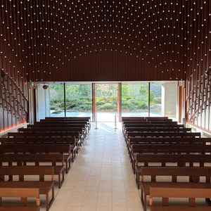 挙式会場の後ろ側は窓があるため、自然光も感じられる。