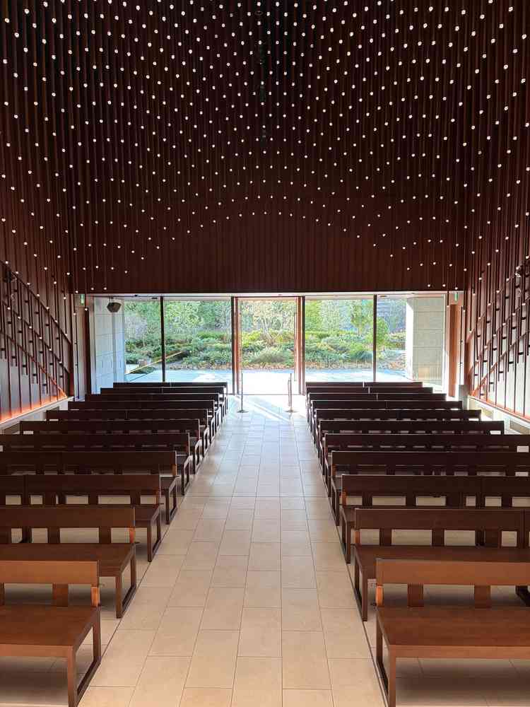挙式会場の後ろ側は窓があるため、自然光も感じられる。