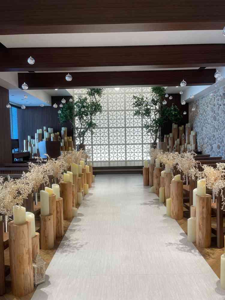 挙式会場です。キャンドルがたくさんあり、とても綺麗でした。光の入り方も美しいです。