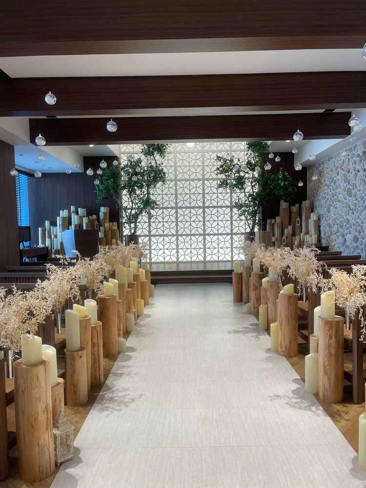 挙式会場です。キャンドルがたくさんあり、とても綺麗でした。光の入り方も美しいです。