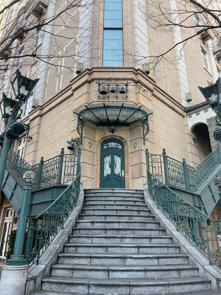 仙台のメイン通りから見える階段