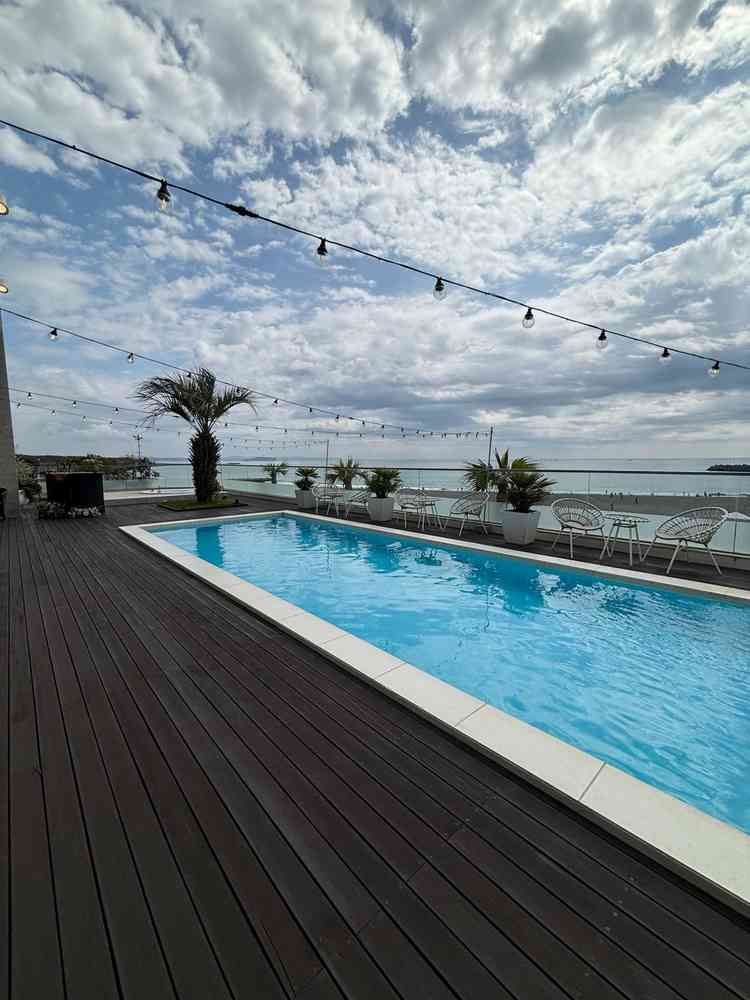 テラスからも海を望むことができ、とても開放的で印象に残りました。