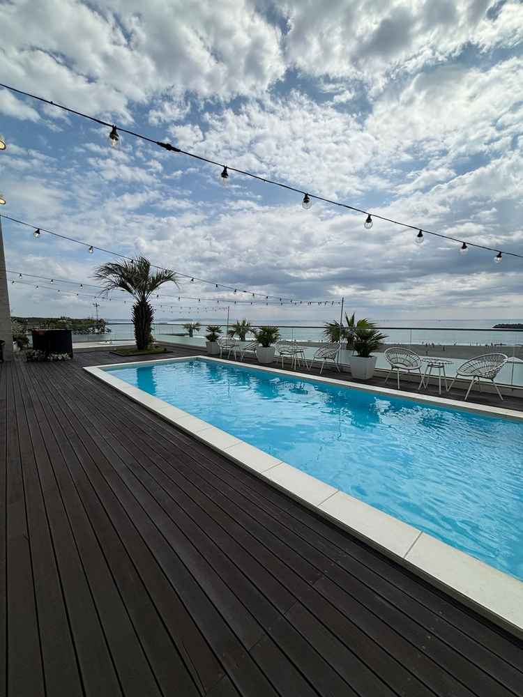 テラスからも海を望むことができ、とても開放的で印象に残りました。