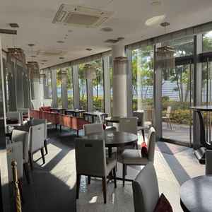 挙式までの間の待ち合い。ドリンクカウンターあり、テラスも気持ちが良い。貸切で気兼ねなく過ごせる