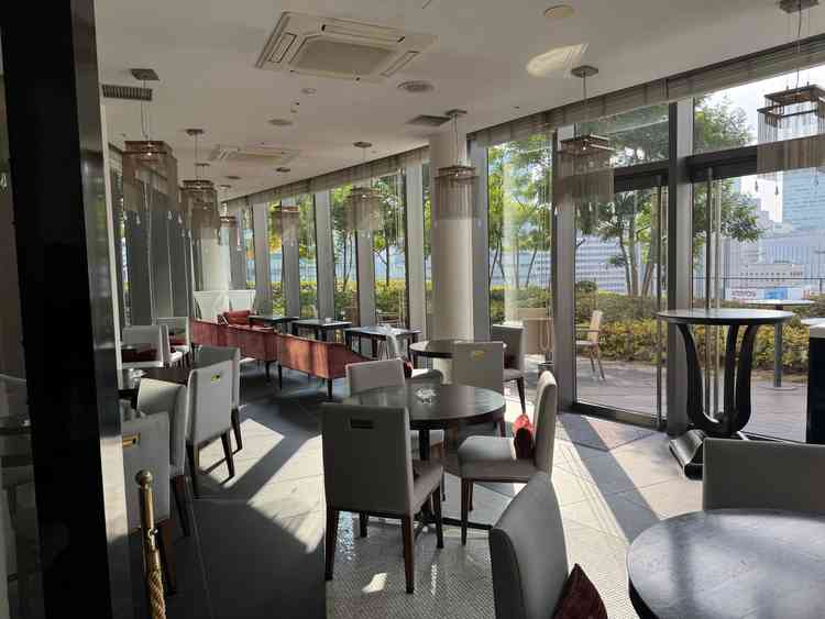 挙式までの間の待ち合い。ドリンクカウンターあり、テラスも気持ちが良い。貸切で気兼ねなく過ごせる