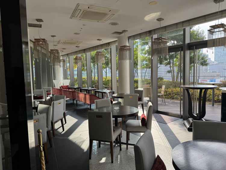 挙式までの間の待ち合い。ドリンクカウンターあり、テラスも気持ちが良い。貸切で気兼ねなく過ごせる