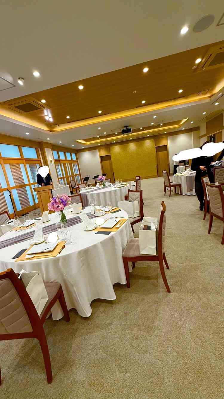 ゲスト席です。テーブルクロスの色やお花の選択肢はかなり多く、アレンジの幅を感じました。