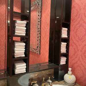 女性用トイレ。タオルが十分に用意されていることや、メイク直しができるスペースがある。